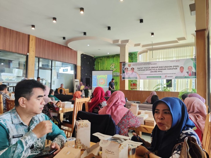 Mohon izin menyampaikan 12/06/2025 mewakili Lurah, Kasi Ekobang LH Kel. Jawa mengikuti Kegiatan Rapat Focus Group Discussion (FGD) Capaian Skor Pola Pangan Harapan (Skore PPH) dari Sub. Kegiatan Koordinasi & Sinkronisasi Pemantauan dan Evaluasi Konsumsi Per Kapita per tahun Dinas Ketahanan Pangan dan Pertanian Kota Samarinda di Hayyu Steak Samarinda Jl. M. Yamin
