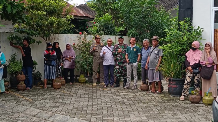 Mohon izin menyampaikan 16/06/2025 Kegiatan Penjualan tabung Gas Bersubsidi di Kelurahan jawa Melalui dinas perdagangan kota Samarinda (Pemkot Samarinda ) sebanyak 360 buah tabung  di Pantau oleh Bapak camat Samarinda ulu