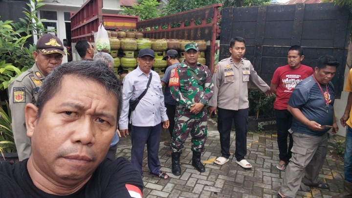 Mohon izin menyampaikan 16/06/2025 Kegiatan Penjualan tabung Gas Bersubsidi di Kelurahan jawa Melalui dinas perdagangan kota Samarinda (Pemkot Samarinda ) sebanyak 360 buah tabung  di Pantau oleh Bapak camat Samarinda ulu