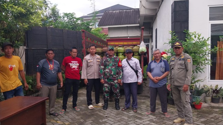 Mohon izin menyampaikan 16/06/2025 Kegiatan Penjualan tabung Gas Bersubsidi di Kelurahan jawa Melalui dinas perdagangan kota Samarinda (Pemkot Samarinda ) sebanyak 360 buah tabung  di Pantau oleh Bapak camat Samarinda ulu