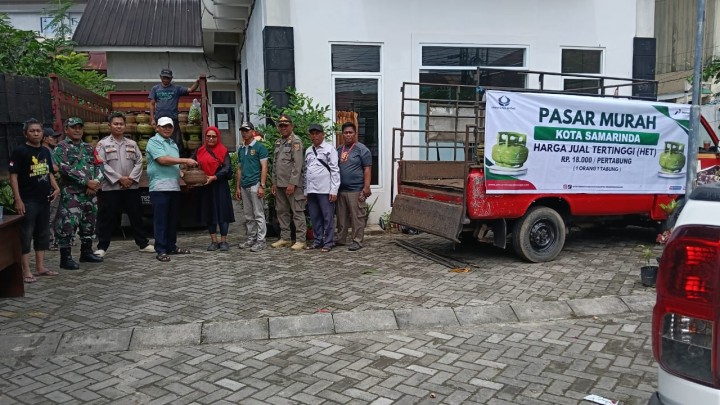 Mohon izin menyampaikan 16/06/2025 Kegiatan Penjualan tabung Gas Bersubsidi di Kelurahan jawa Melalui dinas perdagangan kota Samarinda (Pemkot Samarinda ) sebanyak 360 buah tabung  di Pantau oleh Bapak camat Samarinda ulu