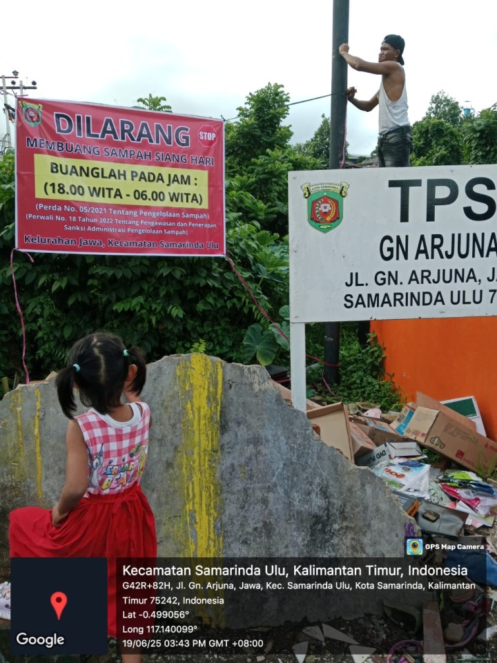 Mohon izin menyampaikan 19/6/2025 Pemasangan Spanduk di TPS Jl. Gn. Arjuna oleh Staf Seksi Ekobang LH Kelurahan Jawa dibantu Relawan