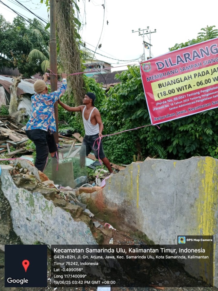 Mohon izin menyampaikan 19/6/2025 Pemasangan Spanduk di TPS Jl. Gn. Arjuna oleh Staf Seksi Ekobang LH Kelurahan Jawa dibantu Relawan
