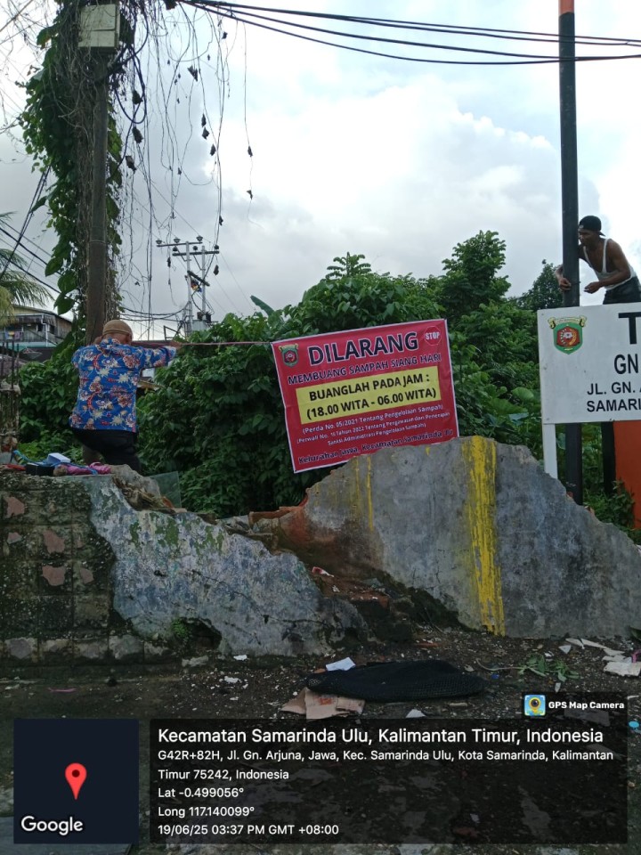 Mohon izin menyampaikan 19/6/2025 Pemasangan Spanduk di TPS Jl. Gn. Arjuna oleh Staf Seksi Ekobang LH Kelurahan Jawa dibantu Relawan
