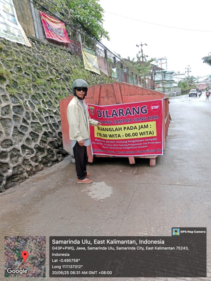 Mohon izin menyampaikan 20/6/2025 Pemasangan Spanduk di TPS Jl. Pasundan oleh Staf Seksi Ekobang LH Kelurahan Jawa