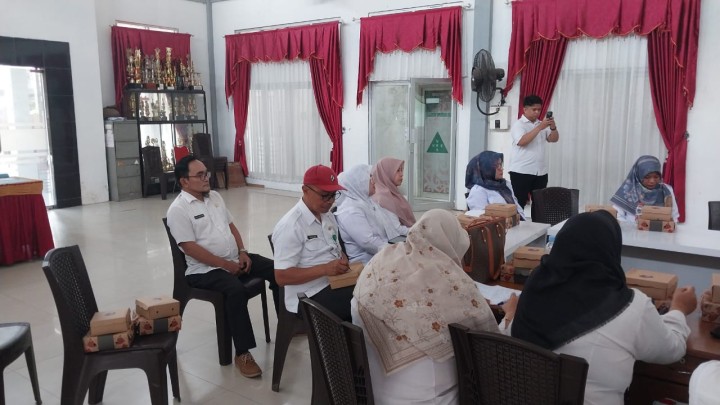 Mohon izin menyampaikan 25/6/2025 ohon ijin menyampaikan Rapat Permohonan Fasilitasi sapras RG dari Dinas Pemberdayaan Perempuan dan Perlindungan Anak di Kecamatan Smd Ulu dihadiri oleh Staf Kesra dan Sekretariat Kelurahan Jawa