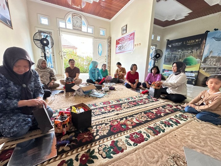 Mohon ijin menyampaikan 25/6/2025 Kasi Kesra Kelurahan Jawa  menghadiri Pelatihan membuat bucket Kreatifitas Ibu" Dasawisma RT 39 Pokmas Bukit Barisan Jaya Probebaya th 2025