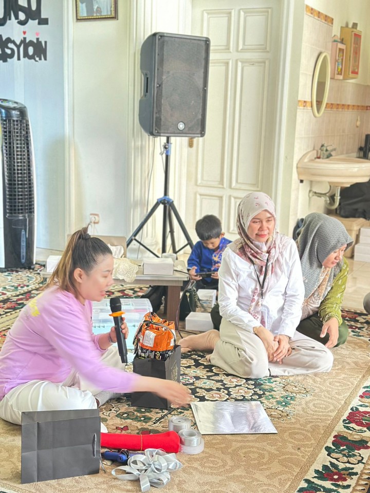 Mohon ijin menyampaikan 25/6/2025 Kasi Kesra Kelurahan Jawa  menghadiri Pelatihan membuat bucket Kreatifitas Ibu" Dasawisma RT 39 Pokmas Bukit Barisan Jaya Probebaya th 2025