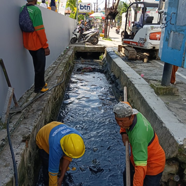 Mohon ijin menyampaikan 29/6/2025 Lurah Jawa Monitoring Gotroy Oleh Tim Hantu dan DPUPR pengangkatan Drainase di jl Merbabu Kelurahan Jawa