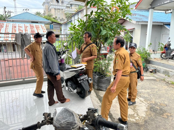 Mohon izin menyampaikan 30/6/2025 Staf Kasi Pemerintahan Menerima Serah Terima Bantuan Bahan Bangunan dari BPBD Kota Samarinda untuk yang terdampak Longsor
