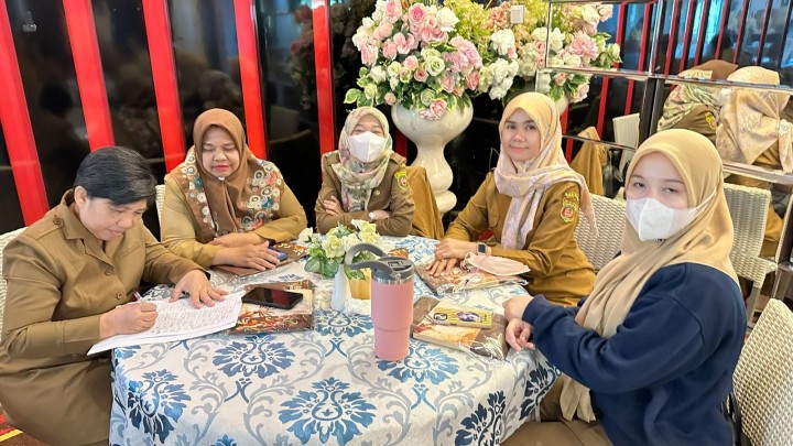 Mohon izin menyampaikan 1/7/2025 Kasi Kesra menghadiri Kegiatan Rapat mewakili lurah Sosialisasi pengukuran indeks pengetahuan dan isu kependudukan kota smd thn 2025 di Yens delight