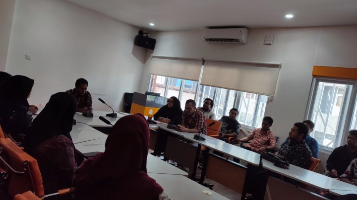 Mohon izin menyampaikan 3/7/2025 Staf Kasi Pemerintahan & Trantib Menghadiri kegiatan Rakor UPTD 4 dan 5 di BAPEDDA Kota Samarinda