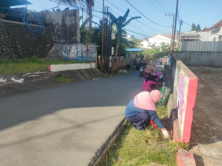 Mohon izin menyampaikan Kegiatan Gotong Royong Massal RT. 27, RT. 25 dan RT. 26 Kelurahan Jawa (sekaligus Gotong Royong Satlinmas Kelurahan Jawa) dan Monitoring dari Kasi Ekobang LH & Staf di Jl. Siti Aisyah Wilayah Kelurahan Jawa & Wilayah Kelurahan TLI