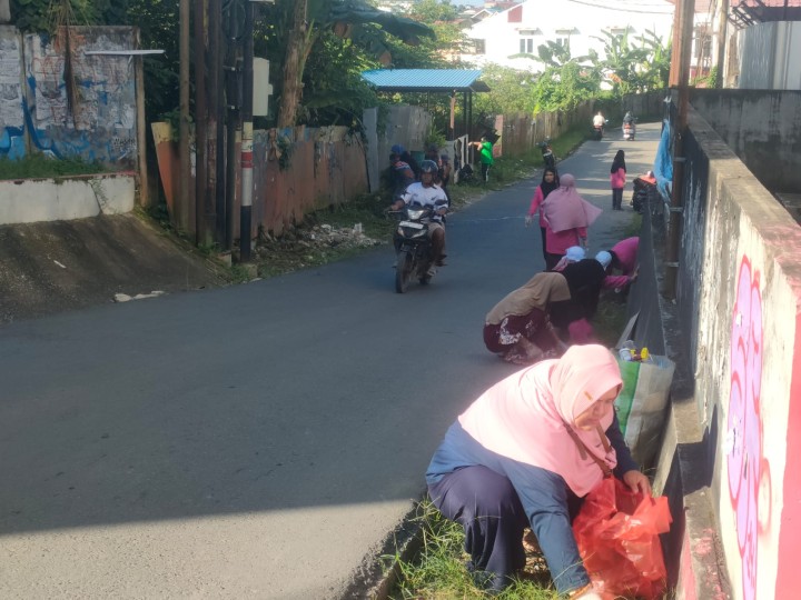 Mohon izin menyampaikan Kegiatan Gotong Royong Massal RT. 27, RT. 25 dan RT. 26 Kelurahan Jawa (sekaligus Gotong Royong Satlinmas Kelurahan Jawa) dan Monitoring dari Kasi Ekobang LH & Staf di Jl. Siti Aisyah Wilayah Kelurahan Jawa & Wilayah Kelurahan TLI