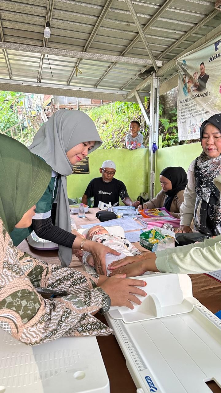Mohon izin menyampaikan 12/7/2025 Kasi Kesra Kegiatan Kunjungan Posyandu Gading RT 09 dan 10 bersama Pukesmas Pasundan dan Kader