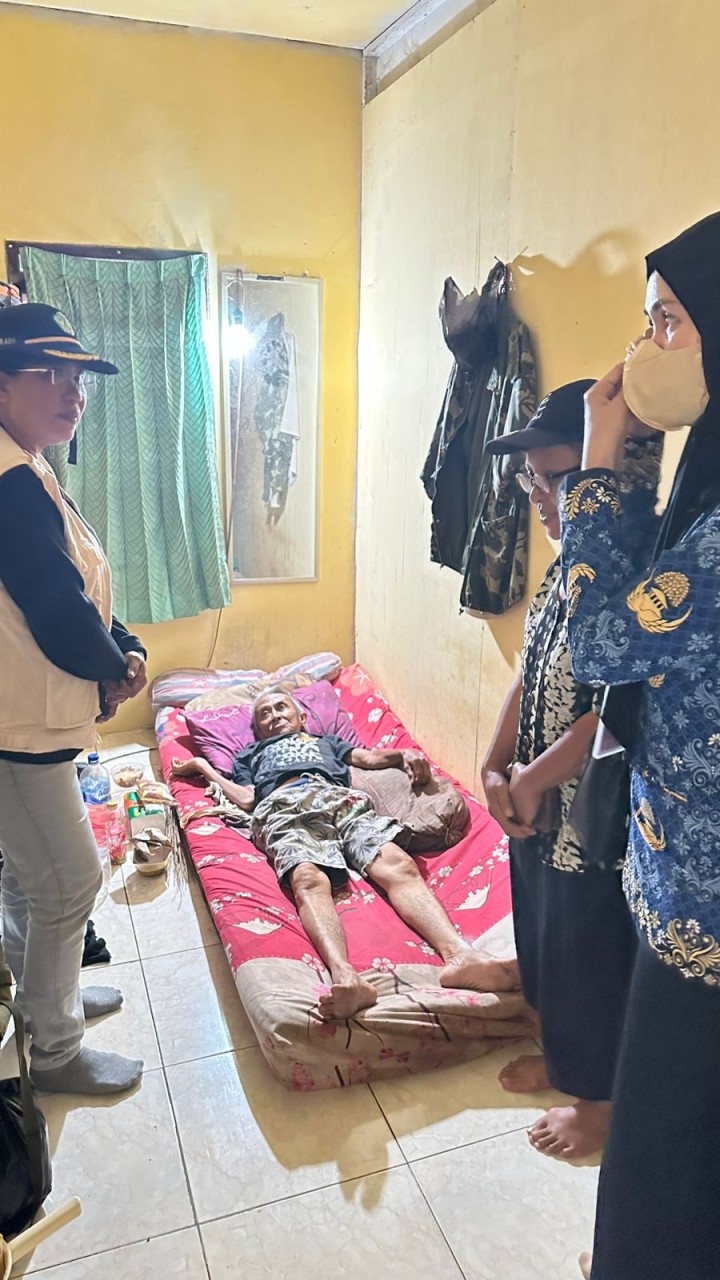 Mohon izin menyampaikan 17/7/2025 Kasi Kesra Kelurahan Jawa Memberikan bantuan dan mensuport kepada warga RT 15 KK tunggal di kos"an, bersama Ketua RT 15 Pak Sugiman PSM kel jawa, PKM Pasundan