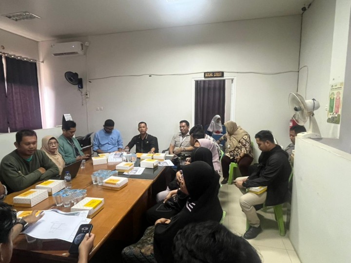 Mohon izin menyampaikan 27/7/2025 Lurah Jawa, Kasi Ekobang & LH, Babinkhamtibmas Kel. Jawa beserta RT Kel. Jawa Kegiatan Rakor Sosialisasi Peningkatan Saluran Drainase Jl. Siradj Salman RT. 27 Kelurahan Jawa (APBD 2025) di Lantai 2 Kantor Kelurahan Jawa