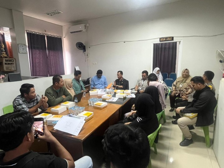 Mohon izin menyampaikan 27/7/2025 Lurah Jawa, Kasi Ekobang & LH, Babinkhamtibmas Kel. Jawa beserta RT Kel. Jawa Kegiatan Rakor Sosialisasi Peningkatan Saluran Drainase Jl. Siradj Salman RT. 27 Kelurahan Jawa (APBD 2025) di Lantai 2 Kantor Kelurahan Jawa