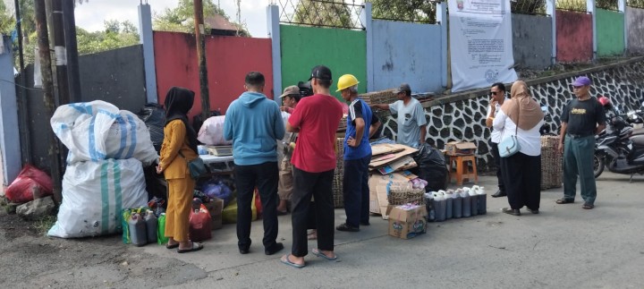 Mohon izin menyampaikan 30/7/2025 Penimbangan Sampah  Bernilai Hasil dari Sosialisasi Sampah di 40 RT  Untuk lokus TPS Pasundan Oleh Bank sampah RT 22 atau Kampung salai Bersinarr