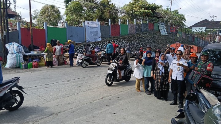Mohon izin menyampaikan 30/7/2025 Penimbangan Sampah  Bernilai Hasil dari Sosialisasi Sampah di 40 RT  Untuk lokus TPS Pasundan Oleh Bank sampah RT 22 atau Kampung salai Bersinarr