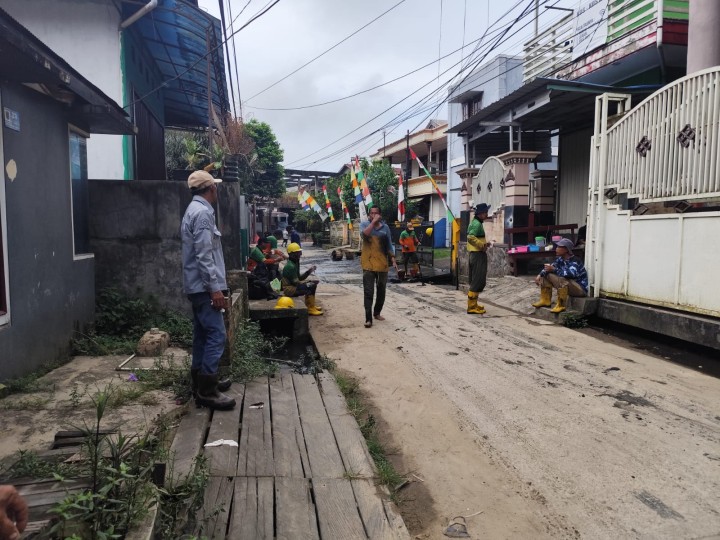 Mohon izin menyampaikan 3/8/2025 Mohon izin menyampaikan Lurah Jawa, Kasi Ekobang LH & Staf Kel. Jawa Monitoring Gotroy RT. 33 bersama Tim Hantu Banyu DPUPR Kota Samarinda di Jl. Bukit Barisan dan Monintoring Gotong Royong di Wilayah RT. 15 & 16