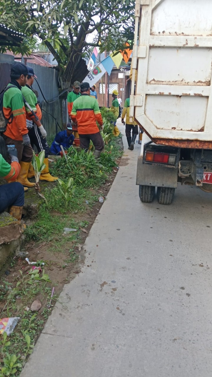 Mohon izin menyampaikan 3/8/2025 Mohon izin menyampaikan Lurah Jawa, Kasi Ekobang LH & Staf Kel. Jawa Monitoring Gotroy RT. 33 bersama Tim Hantu Banyu DPUPR Kota Samarinda di Jl. Bukit Barisan dan Monintoring Gotong Royong di Wilayah RT. 15 & 16