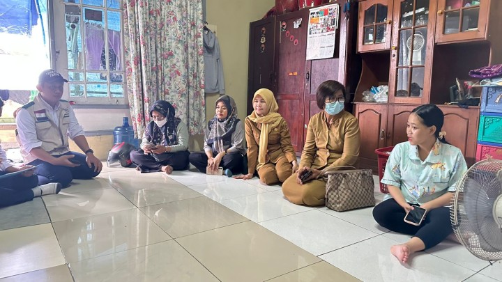 Mohon izin menyampaikan 24/8/2025 Kegiatan Kunjungan Kepada Balita dan Baduta yg terindikasi resiko Stunting dalam program Genting (gerakan orangtua Asuh cegah stunting) melibatkan PLN sebagai Orangtua Asuh cegah stunting dari Balita dan Baduta tsb yg ada di RT 33 dan 34  Hadir : Pak Lurah Pegawai PLN  Ibu bane dari BKKBN Kasi Kesra Kader BKKBN Ketua RT 34