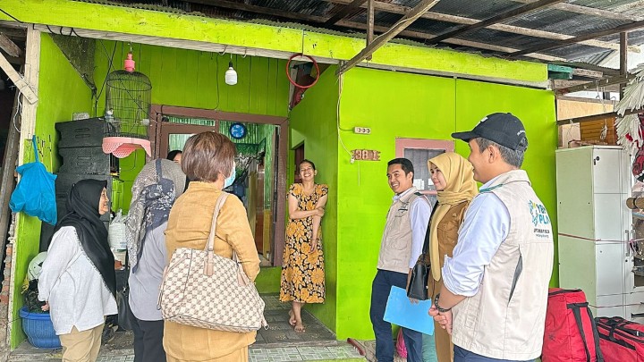Mohon izin menyampaikan 24/8/2025 Kegiatan Kunjungan Kepada Balita dan Baduta yg terindikasi resiko Stunting dalam program Genting (gerakan orangtua Asuh cegah stunting) melibatkan PLN sebagai Orangtua Asuh cegah stunting dari Balita dan Baduta tsb yg ada di RT 33 dan 34  Hadir : Pak Lurah Pegawai PLN  Ibu bane dari BKKBN Kasi Kesra Kader BKKBN Ketua RT 34