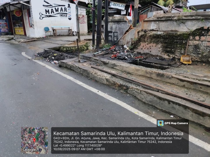 Mohon izin menyampaikan, Kegiatan Kasi Ekobang LH Kel. Jawa Monitoring Pasca Gotong Royong di Parit dekat TPS Jl. Gn. Arjuna oleh Warga RT. 12 & RT. 13 Kel. Jawa Pukul 09.00 WITA pada Minggu, 10-08-2025.  Hasil yang didapat : Pasir & Lumpur belum dikarungi setelah pengerukan parit/drainase, di dalam parit juga masih penuh pasir. Kondisi hujan sedang.  Adapun keadaan tsb sudah dilaporkan ke Pak Slamet Ketua RT. 13, agar nanti selesai hujan untuk ditindaklanjuti.  Dan besok senin bersurat ke DLH untuk pengangkutan sisa sampah Gotroy RT. 12 & RT. 13.  Demikian dilaporkan