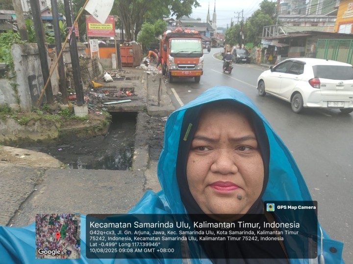 Mohon izin menyampaikan, Kegiatan Kasi Ekobang LH Kel. Jawa Monitoring Pasca Gotong Royong di Parit dekat TPS Jl. Gn. Arjuna oleh Warga RT. 12 & RT. 13 Kel. Jawa Pukul 09.00 WITA pada Minggu, 10-08-2025.  Hasil yang didapat : Pasir & Lumpur belum dikarungi setelah pengerukan parit/drainase, di dalam parit juga masih penuh pasir. Kondisi hujan sedang.  Adapun keadaan tsb sudah dilaporkan ke Pak Slamet Ketua RT. 13, agar nanti selesai hujan untuk ditindaklanjuti.  Dan besok senin bersurat ke DLH untuk pengangkutan sisa sampah Gotroy RT. 12 & RT. 13.  Demikian dilaporkan