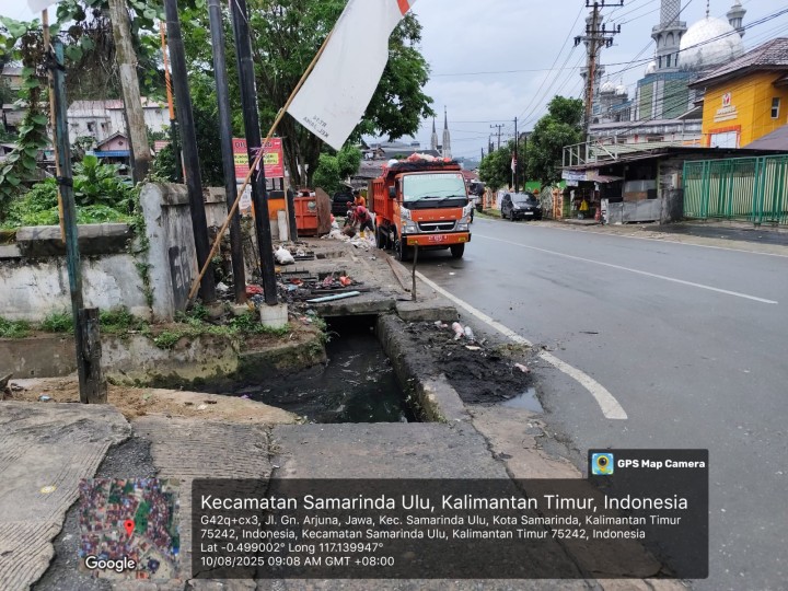 Mohon izin menyampaikan, Kegiatan Kasi Ekobang LH Kel. Jawa Monitoring Pasca Gotong Royong di Parit dekat TPS Jl. Gn. Arjuna oleh Warga RT. 12 & RT. 13 Kel. Jawa Pukul 09.00 WITA pada Minggu, 10-08-2025.  Hasil yang didapat : Pasir & Lumpur belum dikarungi setelah pengerukan parit/drainase, di dalam parit juga masih penuh pasir. Kondisi hujan sedang.  Adapun keadaan tsb sudah dilaporkan ke Pak Slamet Ketua RT. 13, agar nanti selesai hujan untuk ditindaklanjuti.  Dan besok senin bersurat ke DLH untuk pengangkutan sisa sampah Gotroy RT. 12 & RT. 13.  Demikian dilaporkan