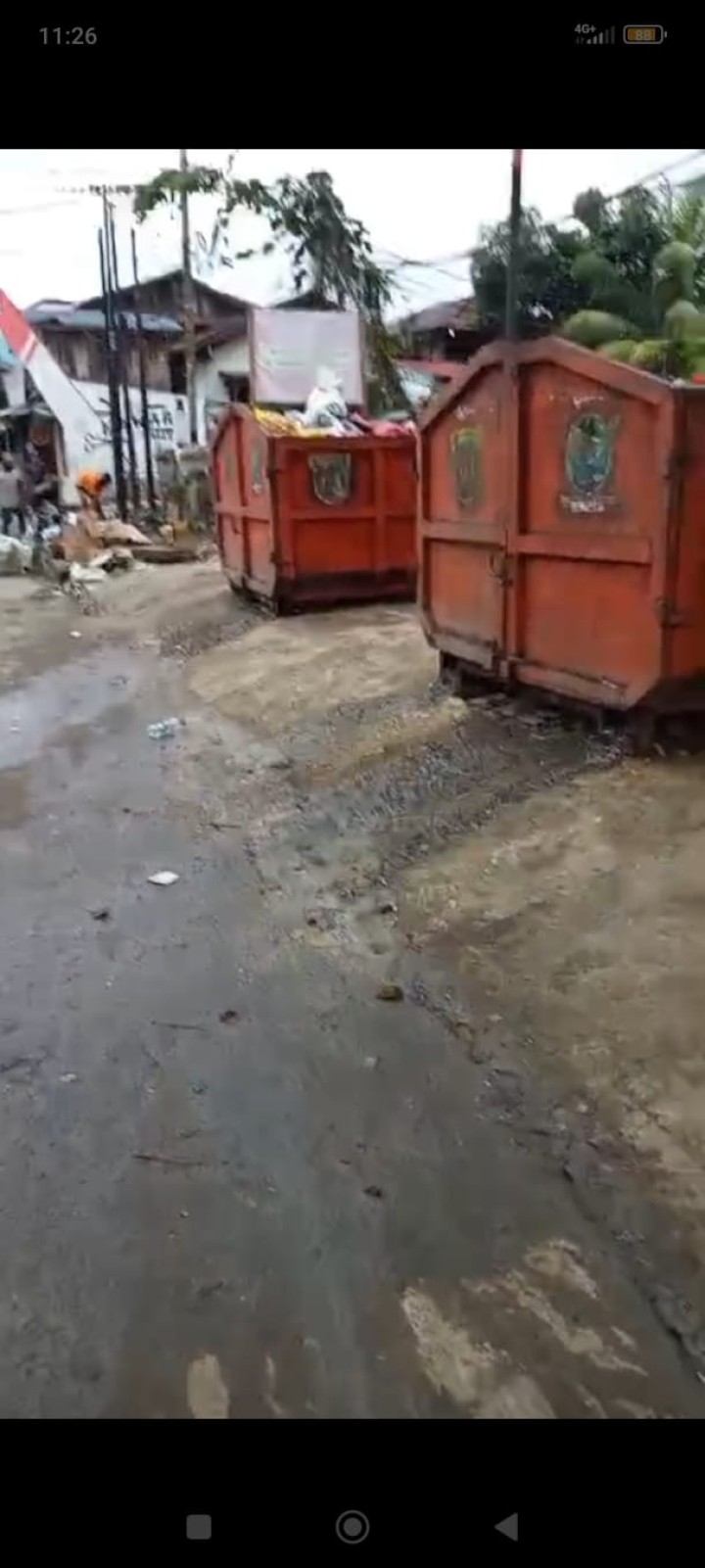 Mohon izin menyampaikan, Kegiatan Kasi Ekobang LH Kel. Jawa Monitoring Pasca Gotong Royong di Parit dekat TPS Jl. Gn. Arjuna oleh Warga RT. 12 & RT. 13 Kel. Jawa Pukul 09.00 WITA pada Minggu, 10-08-2025.  Hasil yang didapat : Pasir & Lumpur belum dikarungi setelah pengerukan parit/drainase, di dalam parit juga masih penuh pasir. Kondisi hujan sedang.  Adapun keadaan tsb sudah dilaporkan ke Pak Slamet Ketua RT. 13, agar nanti selesai hujan untuk ditindaklanjuti.  Dan besok senin bersurat ke DLH untuk pengangkutan sisa sampah Gotroy RT. 12 & RT. 13.  Demikian dilaporkan