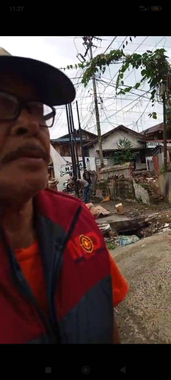 Mohon izin menyampaikan, Kegiatan Kasi Ekobang LH Kel. Jawa Monitoring Pasca Gotong Royong di Parit dekat TPS Jl. Gn. Arjuna oleh Warga RT. 12 & RT. 13 Kel. Jawa Pukul 09.00 WITA pada Minggu, 10-08-2025.  Hasil yang didapat : Pasir & Lumpur belum dikarungi setelah pengerukan parit/drainase, di dalam parit juga masih penuh pasir. Kondisi hujan sedang.  Adapun keadaan tsb sudah dilaporkan ke Pak Slamet Ketua RT. 13, agar nanti selesai hujan untuk ditindaklanjuti.  Dan besok senin bersurat ke DLH untuk pengangkutan sisa sampah Gotroy RT. 12 & RT. 13.  Demikian dilaporkan