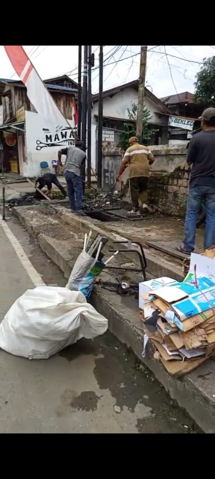 Mohon izin menyampaikan, Kegiatan Kasi Ekobang LH Kel. Jawa Monitoring Pasca Gotong Royong di Parit dekat TPS Jl. Gn. Arjuna oleh Warga RT. 12 & RT. 13 Kel. Jawa Pukul 09.00 WITA pada Minggu, 10-08-2025.  Hasil yang didapat : Pasir & Lumpur belum dikarungi setelah pengerukan parit/drainase, di dalam parit juga masih penuh pasir. Kondisi hujan sedang.  Adapun keadaan tsb sudah dilaporkan ke Pak Slamet Ketua RT. 13, agar nanti selesai hujan untuk ditindaklanjuti.  Dan besok senin bersurat ke DLH untuk pengangkutan sisa sampah Gotroy RT. 12 & RT. 13.  Demikian dilaporkan