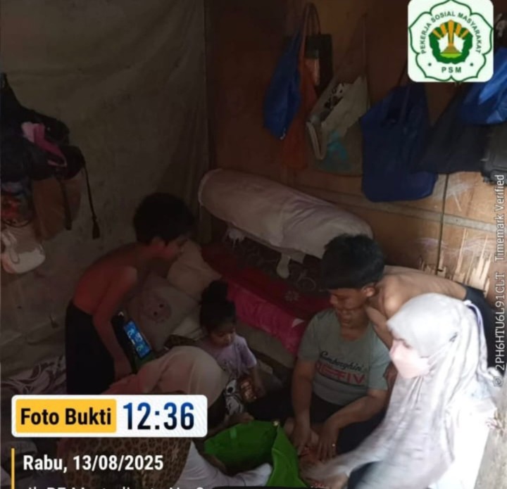 Mohon izin menyampaikan 14/8/2025 Kegiatan Monitoring dan memberikan Bantuan kepada warga rentan ekonomi ibu Komalasari di wilayah RT 01  Hadir : Bu sekretaris Camat Samarinda Ulu dan staf, Kasi Kesra kel Jawa, TKSK kecamatan Samarinda Ulu, PSM Kel.Jawa