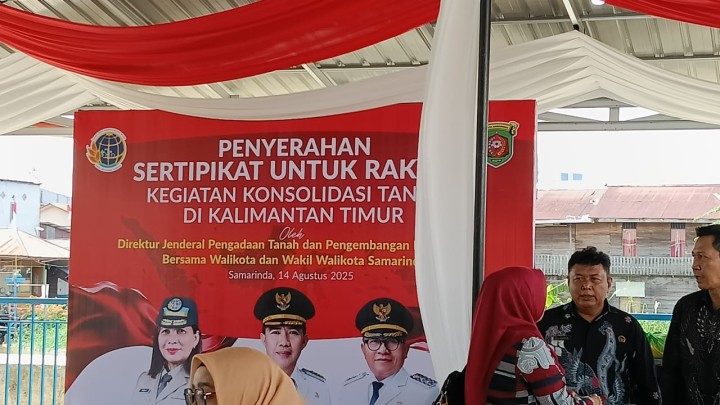 Mohon izin menyampaikan 14/8/2025 Lurah Jawa menghadiri Kegiatan Penyerahan Sertifikat Untuk Rakyat kegiatan Konsolidasi Tanah Di Kalimantan Timur oleh Direktur Jendral Pengadaan Tanah dan Pengambangan Pertanahan Bersama Walikota dan Wakil Walikota Samarinda