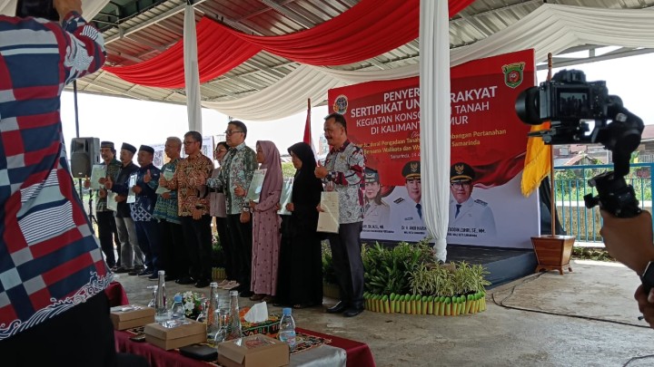 Mohon izin menyampaikan 14/8/2025 Lurah Jawa menghadiri Kegiatan Penyerahan Sertifikat Untuk Rakyat kegiatan Konsolidasi Tanah Di Kalimantan Timur oleh Direktur Jendral Pengadaan Tanah dan Pengambangan Pertanahan Bersama Walikota dan Wakil Walikota Samarinda