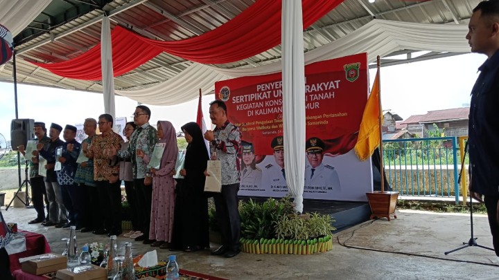 Mohon izin menyampaikan 14/8/2025 Lurah Jawa menghadiri Kegiatan Penyerahan Sertifikat Untuk Rakyat kegiatan Konsolidasi Tanah Di Kalimantan Timur oleh Direktur Jendral Pengadaan Tanah dan Pengambangan Pertanahan Bersama Walikota dan Wakil Walikota Samarinda