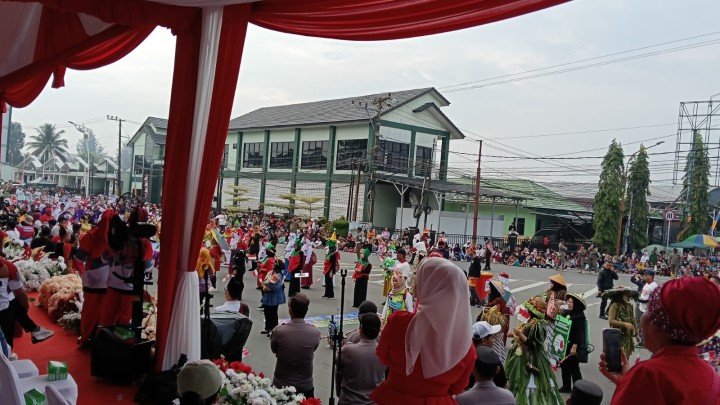 Mohon izin menyampaikan 23/8/2025 Lurah Jawa menghadiri Undangan Pawai Pembangunan Dan Karnaval Budaya Nusantara di Taman Samarendah Kota Samarinda