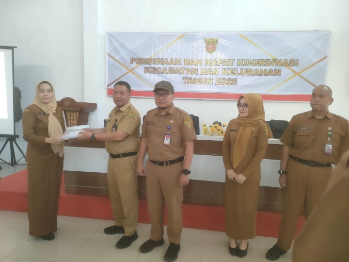 Mohon izin menyampaikan 26/8/2025 Pembinaan dan Rapat Koordinasi Kecamatan dan Kelurahan yang di hadiri KABAG TAPEM, KABAG ORGANISASI, KABID PEMERINTAHAN DAN PEMBANGUNAN MANUSIA BAPPERIDA, KABID BIDANG PEMBENDAHARAAN BPKAD, KABID PEMBERDAYAAN MASYARAKAT DINSOS, KABID PEMBINAAN APARATUR BKPSDM, PEJABAT STRUKTURAL KECAMATAN SAMARINDA ULU, PEJABAT STRUKTURAL KELURAHAN SE-KECAMATAN SAMARINDA ULU, BENDAHARA KECAMATAN DAN KELURAHAN SE-KECAMATAN SAMARINDA ULU