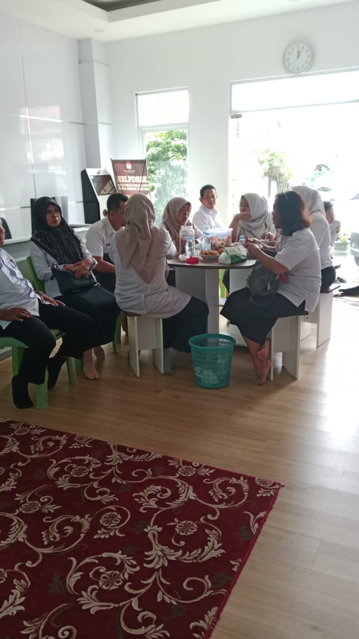 Mohon izin menyampaikan 10/9/2025 Kunjungan Sekretaris Kecamatan Samarinda Ulu, Kasi Pelayanan Umum, dan Staf Kecamatan Samarinda Ulu Melakukan Pembinaan pada Pejabat Struktural dan Staf Kelurahan Jawa