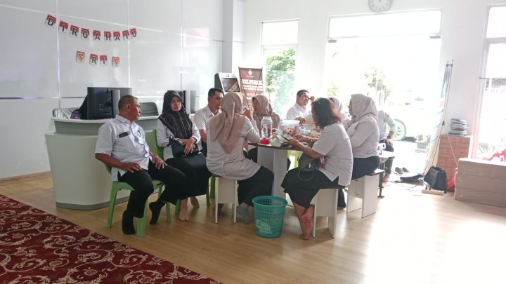 Mohon izin menyampaikan 10/9/2025 Kunjungan Sekretaris Kecamatan Samarinda Ulu, Kasi Pelayanan Umum, dan Staf Kecamatan Samarinda Ulu Melakukan Pembinaan pada Pejabat Struktural dan Staf Kelurahan Jawa