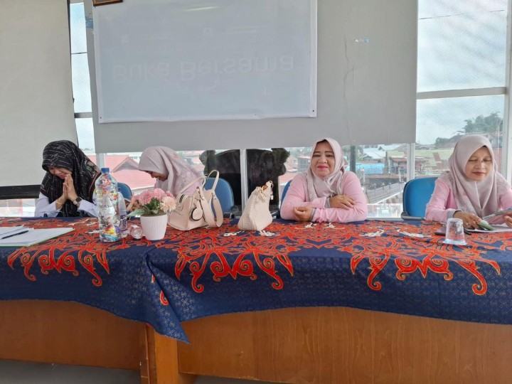 Mohon izin menyampaikan 10/9/2025 Kasi Kesra menghadiri Kegiatan Pertemuan Rutin PKK Kelurahan Jawa di Lantai III Kelurahan Jawa
