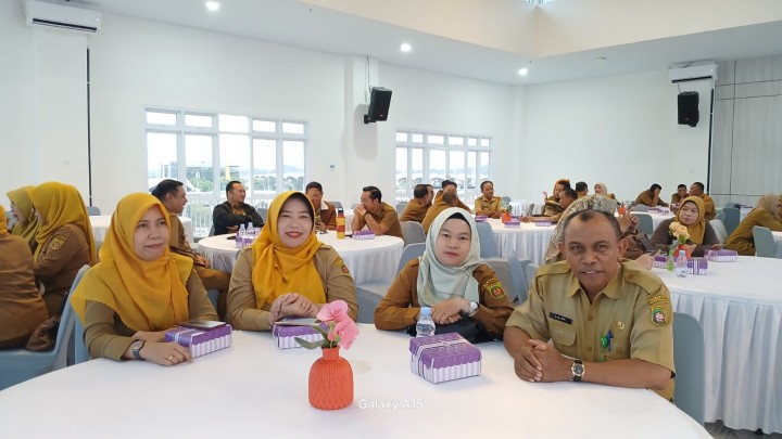 Mohon izin menyampaikan 15/9/2025 Sekretaris Lurah menghadiri Kegiatan Sosialisasi Percepatan Pembentukan Posbankum Kelurahan Kota Samarinda di Ruang Rapat Ballroom Arutala Lt. IV BAPPERIDA Kota Samarinda