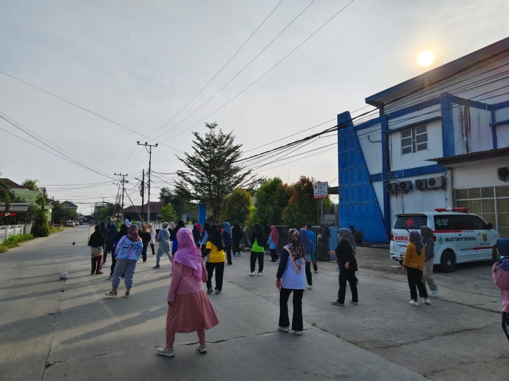 Senam Rutin Puskesmas Bersama Warga dan Pemeriksaan kesehatan Gratis