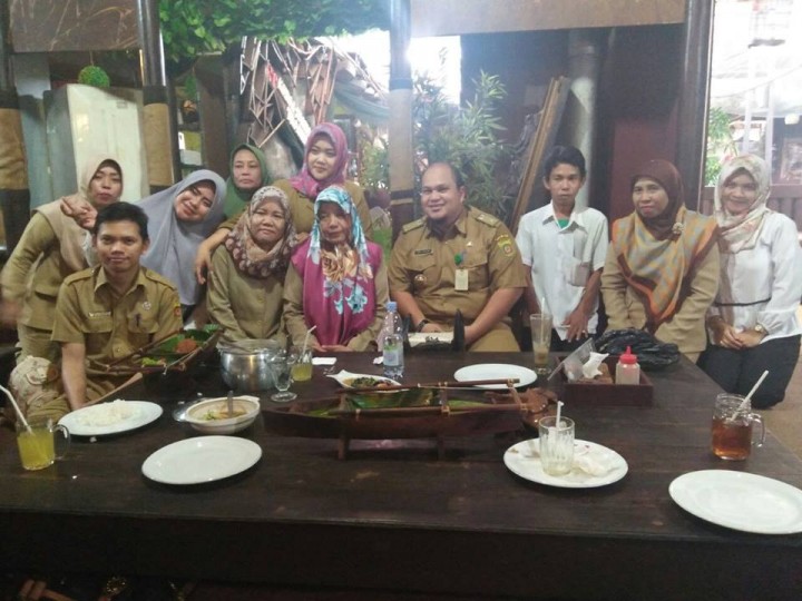 Perpisahan dengan Bu Asmawati yang per 01 November 2017 sudah pensiun.