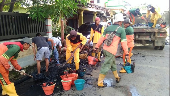 Gotong royong kebersihan di Lingkungan RT.22, 23, 24, 25 pada tanggal 12 November 2017