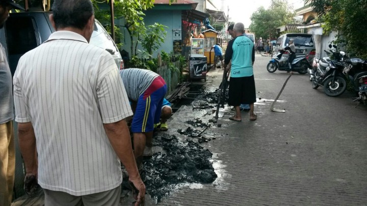 Gotong royong kebersihan di Lingkungan RT.22, 23, 24, 25 pada tanggal 12 November 2017