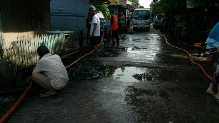 Gotong royong kebersihan di Lingkungan RT.22, 23, 24, 25 pada tanggal 12 November 2017