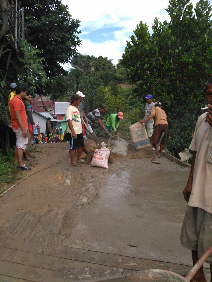 Gotong royong perbaikan jalan di Jalan Cendana RT.36 Kel.Karang Anyar